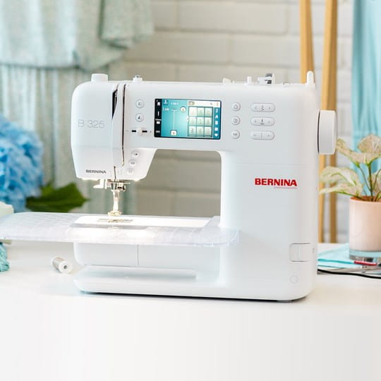 BERNINA 325 - Gen 2 BERNINA 325 - Gen 2 01 KF Small Sewing Space B325