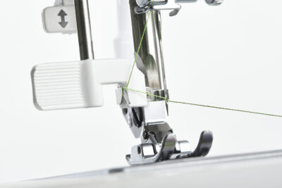 smarter by PFAFF 140s 27650 SbP 140s needle threader 199 scaled 1