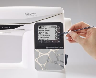 Husqvarna Viking Opal 690Q 919 OPAL 690 display hand 1695 scaled 1